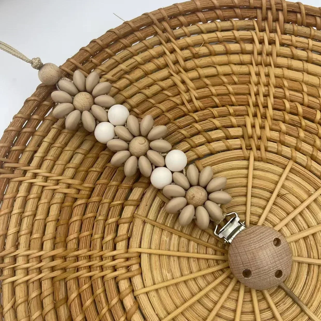 attache tétine beige