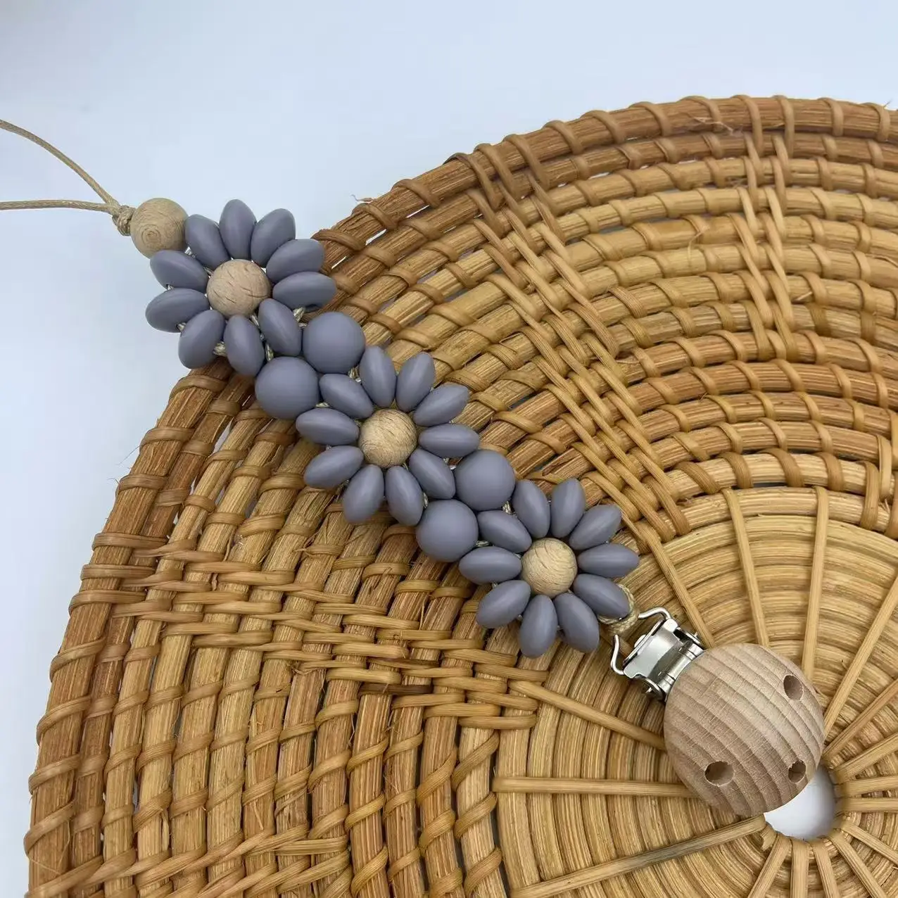attache tétine gris foncé