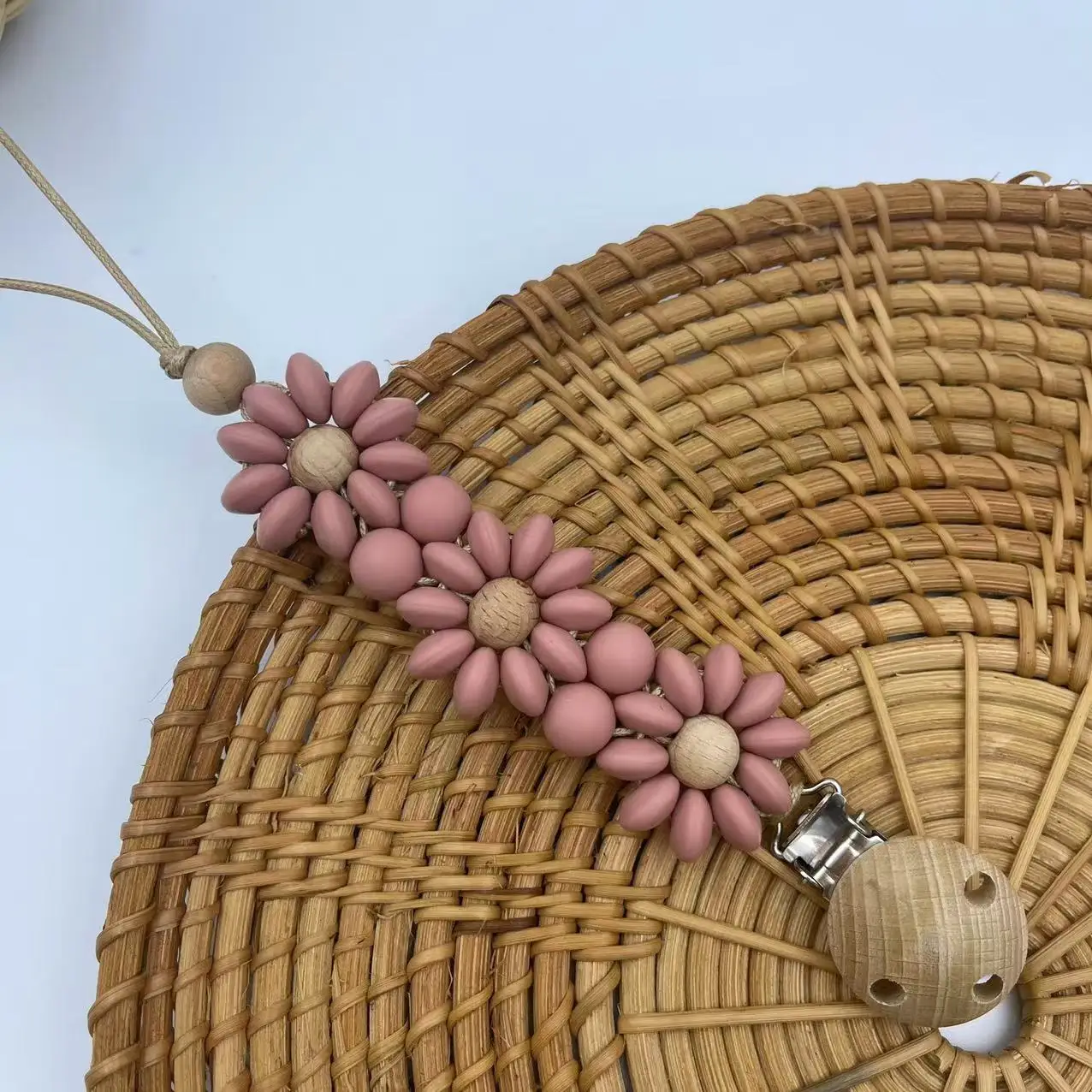 attache tétine mauve