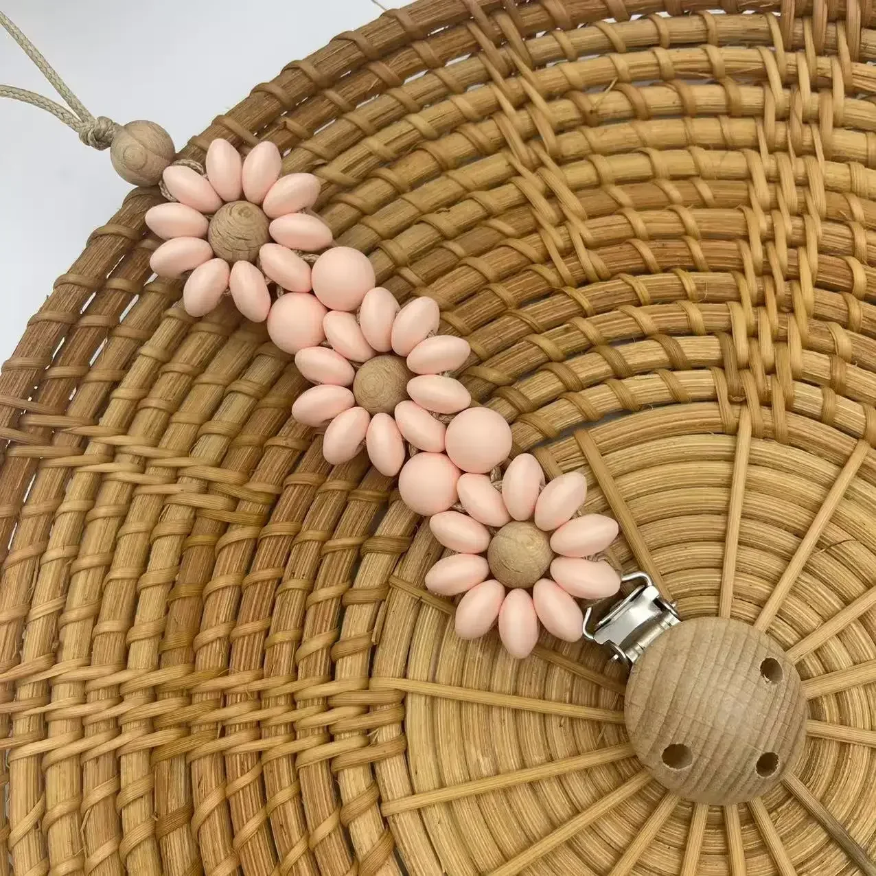 attache tétine rose tendre